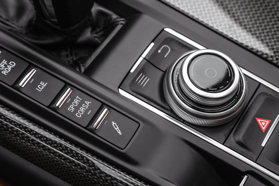 Детали интерьера Maserati Levante Trofeo 2018 года  (NA) (фото 3 из 37)